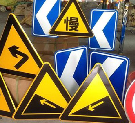 江华标识标牌中颜色的确定是很重要的。